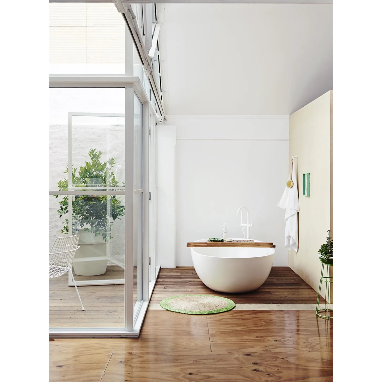 Dulux Wash & Wear Plus Kitchen & Bathroom Semigloss Vivid White 2L